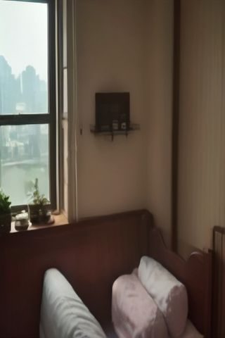 同桌的你不说话校园暗恋短剧封面,教室课桌两人侧脸对视温柔光线